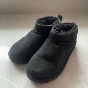 Women’s Ultra Mini Uggs Black Size 6
